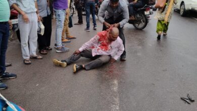 Photo of कार चालक की लापरवाही से मोटरसाइकिल सवार युवक हुआ घायल