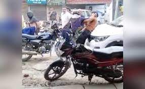Photo of लड़की को छेड़ना युवक को पड़ा भारी बीच चौराहे लड़की ने की जमकर पिटाई