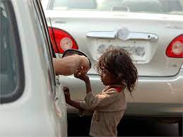 Photo of ट्राई साइकिल पर बैठकर भीख मांग रहा बच्चा भीख मांगता बच्चा अचानक दौड़ने लगा