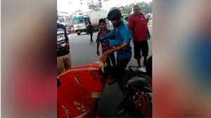Photo of किराया मांगने पर टेंपो चालक की पिटाई महिला ने टेंपो चालक को जमकर पीटा