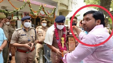 Photo of थाने के अंदर DCP के सामने एक अपराधी ने किया ACP का सम्मान