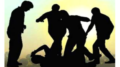 Photo of महिलाएं आपस में जमकर भिड़ी कीचड़ में जमकर चले लात घूसे