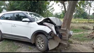 Photo of ड्यूटी जा रहे डॉक्टर की कार पेड़ से टकराई