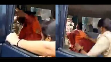 Photo of पूर्व बीजेपी सांसद संग पुलिस ने की बदसलूकी सावित्रीबाई फुले के महिला पुलिसकर्मी ने खींचे बाल