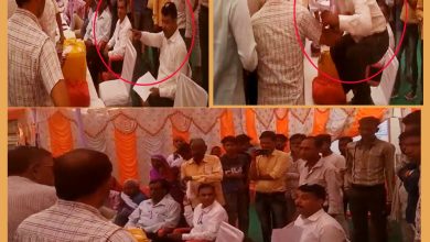 Photo of फरियादी की बात सुन तमतमाए तहसीलदार टेबल पर गुस्से में उछलकर चढ़ गए