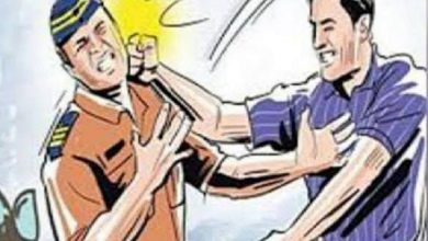 Photo of टेंपो के किराये को लेकर हुआ विवाद टेंपो चालक ने फाड़ी पुलिस कर्मी की वर्दी