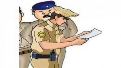 Photo of कानपुर पुलिस ने वांछित अभियुक्त के घर मे कराई मुनादी