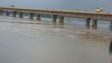 Photo of कानपुर में गंगा घाट के पुराने गंगा पुल में जाम से आक्रोशित जनता ने तोड़ी दीवार