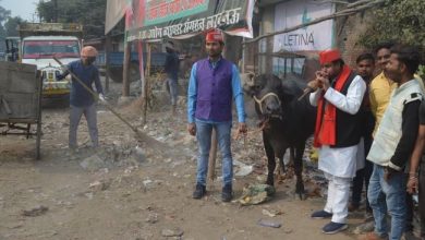 Photo of नगर पालिका के विरोध सपाइयों ने किया विरोध प्रदर्शन सपाइयों ने भैंस के आगे बीन बजाकर किया प्रदर्शन