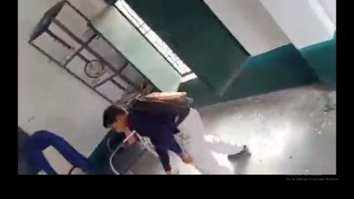 Photo of बच्चों के हाथ में अध्यापकों ने थमा दी झाडू अध्यापक बच्चों के भविष्य से कर रहे खिलवाड़
