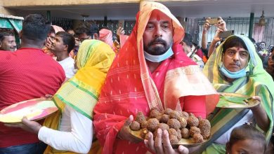 Photo of पुरुष साड़ी पहनकर करते हैं देवी पूजा 229 साल से चली आ रही अनोखी प्रथा