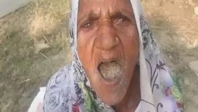 Photo of 18 साल की उम्र से बालू खा रही हैं कुसुमावती हर रोज आधा किलो तक बालू खाती हैं