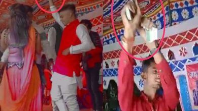 Photo of नर्तकियों को पास देख बेकाबू हुए युवक ये क्या करने लगे, देखिए