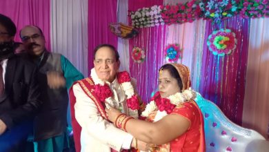 Photo of 74 वर्षीय जितेंद्र मित्तल बना दूल्हा 42 वर्षीय मीना दो बच्चों की मां बनी दुल्हनिया