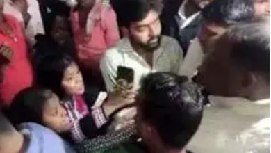 Photo of डोसे की चटनी के लिए हुआ दंगल चटनी के छींटे पड़ने से भिड़ी 4 युवती