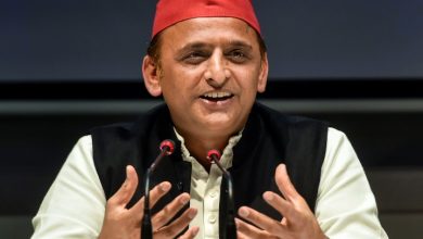 Photo of मोदी ने अखिलेश की लाल टोपी को लिया आड़े हाथो अखिलेश ने टोपी पर गाना ट्वीट कर दिया मोदी को जवाब