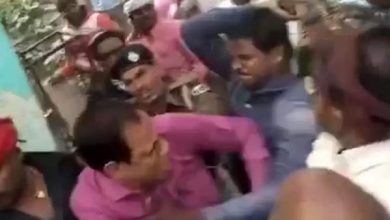 Photo of कुशेश्वरस्थान पंचायत चुनाव में भीड़ ने मजिस्ट्रेट को पीटा