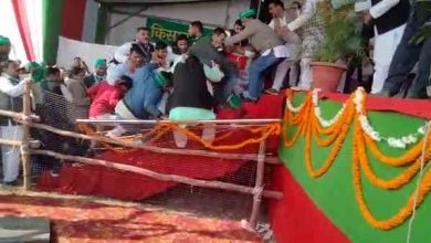 Photo of एसपी-आरएलडी की संयुक्त रैली में टूटी बैरिकेडिंग धड़ाम से नीचे गिरे नेता और कार्यकर्ता