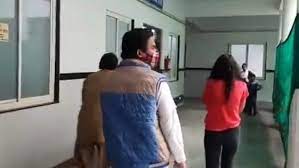 Photo of एक बॉयफ्रेंड के साथ बर्थडे मनाने गई प्रेमिका, पीछे से दूसरा भी आ गया