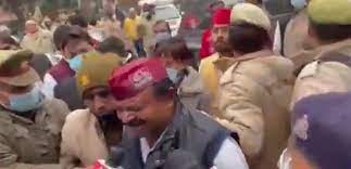 Photo of सपा से नहीं मिला टिकट तो पार्टी कार्यालय के बाहर नेता ने की आत्मदाह की कोशिश