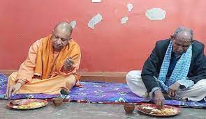 Photo of दलित के घर खिचड़ी खाने पर गरमाई राजनीती अखिलेश यादव ने कसा सीएम योगी पर तंज
