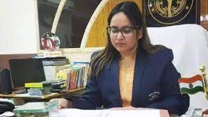 Photo of जिलाधिकारी  नेहा शर्मा ने किदवई नगर बगाही तथा गुजैनी के वैक्सिनेशन सेंटरों का औचक निरीक्षण किया