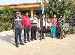 Photo of स्कूल में जाकर क्यों टीचर का कॉलर पकड़ ये लोग दे रहे है गंदी-गंदी गालियां?