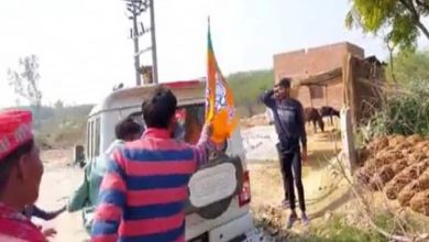 Photo of वोट मांगने गए भाजपा नेताओं का ग्रामीणों ने किया विरोध  भाजपा नेताओं के सामने सपा समर्थकों ने की नारेबाजी