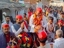 Photo of सपा प्रत्याशी ने घोड़े पर सवार हो कर किया प्रचार प्रत्याशी ने वोट मांगने के लिए निकाली बारात