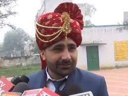Photo of सेहरा लगाकर वोट डालने पहुंचा दूल्हा वोट डालने गए दूल्हे का वीडियो हुआ वायरल