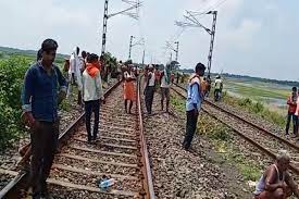 Photo of सगाई के घर में मातम, ईयर फोन के कारण गई लड़की की जान, ट्रेन से कटकर मौत