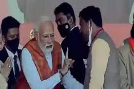 Photo of मंच पर भाजपा नेता ने ऐसा क्या किया की पीएम मोदी ने छुए भाजपा नेता के पैर