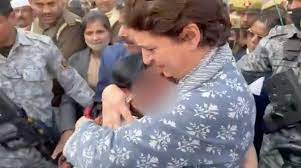 Photo of रोड शो के दौरान प्रियंका के गले लग कर महिला ने लगाई न्याय की गुहार