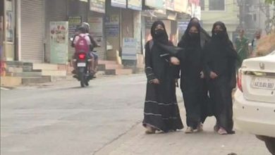 Photo of कर्नाटक में बवाल के बाद फिर से खुले स्कूल हिजाब पहने स्कूल पहुंची छात्रा को गेट पर रोका