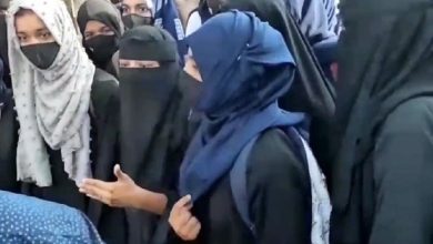 Photo of हिजाब को लेकर प्रदर्शन कर रहीं महिलाएं पुलिस से भिड़ीं