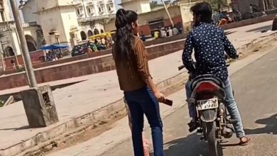Photo of मामूली सी बात पर लड़की ने किया हाई वोल्टेज ड्रामा युवती ने युवक का मोबाइल छीनकर तोड़ दिया