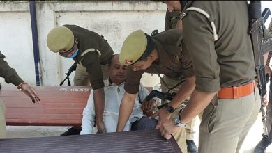 Photo of अध्यापक ने एसपी ऑफिस के सामने आत्मदाह करने का किया प्रयास