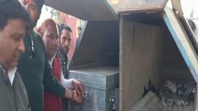 Photo of कूड़े की गाडी में बैलेट पेपर से भरे बॉक्स मिले, सपा कार्यकर्ताओं ने किया हंगामा