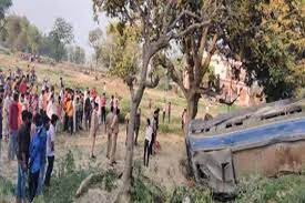 Photo of आगरा:प्राइवेट बस अनियंत्रित होकर खाई में गिरी