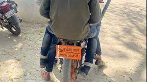 Photo of चेकिंग के दौरान पुलिस को मिली अनोखी बाइक बाइक की नंबर प्लेट पर लिखा एक डायलॉग