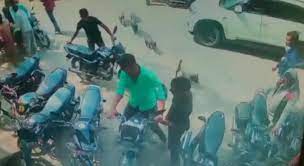 Photo of बैंक के सामने से युवक की बाइक चुराते अज्ञात चोर सीसीटीवी कैमरे में हुए हुए कैद