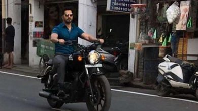 Photo of बुलेट पर वरुण धवन का बवाल कानपुर की गलियों में आया नज़र शूटिंग देखने पहुंचे फैंस