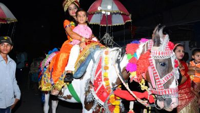 Photo of मराठी गेटअप में घोड़ी चढ़ी दुल्हन बेटे की तरह की बेटियों की परवरिश: पिता