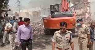 Photo of हिंसा में बिना हाथ वाले शख्स को बना दिया गया पत्थरबाज, मामा के बुलडोज़र ने वसीम शेख से छीना गुजारे का जरिया