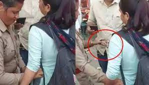 Photo of दबंगई में तमंचा लगाकर घूम रही थी शिक्षिका पुलिस ने युवती के पास से बरामद किया तमंचा