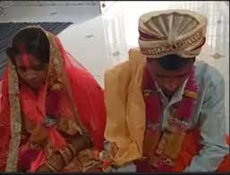 Photo of शादी में दहेज बना बाधा तो लड़की के घर अकेले पहुंचा दूल्हा गांव के वरिष्ठ लोगों की मौजूदगी में लड़का-लड़की ने की शादी