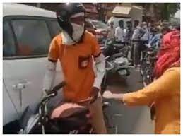 Photo of स्कूटी से टकराई बाइक तो बौखला गई लड़की बीच सड़क पर डिलीवरी बॉय को जूते से पीटा