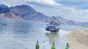 Photo of पैंगोंग झील में युवकों ने चलाई गाड़ी युवकों की इस हरकत का वीडियो हुआ वायरल