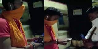Photo of बिहार में लागू है शराबबंदी कानून शराब की होम डिलीवरी का वीडियो हो रहा तेजी से वायरल
