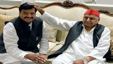 Photo of शिवपाल यादव के हाव-भाव को देख परेशान हुए सपा मुखिया दिल्ली में पिता मुलायम यादव से बात करने पहुंचे अखिलेश